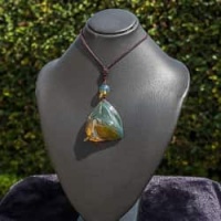crystal_clear_gold_green_pendant