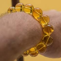 stretching_bead_bracelet_with_fossils