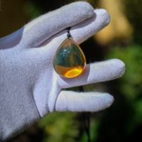 vivid_green_amber_pendant